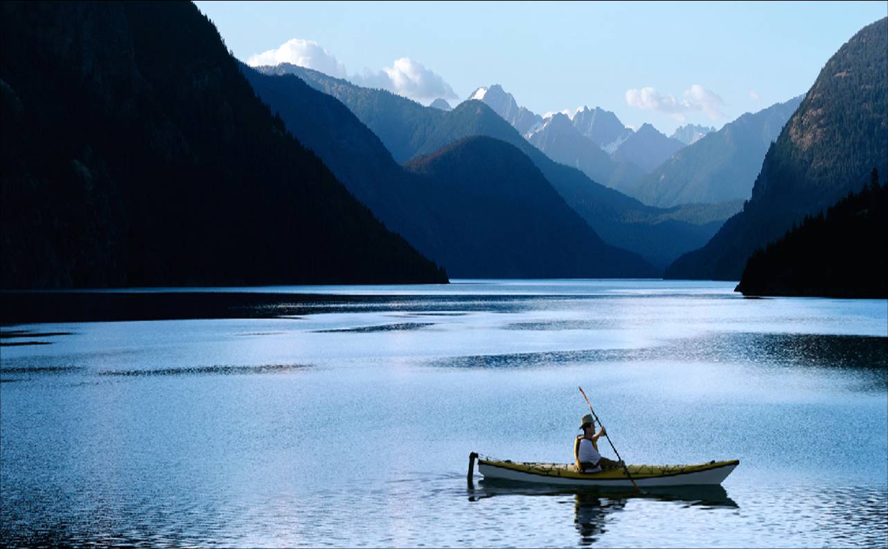 Kajaksejler i fjord.jpg